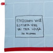 IDA---VAI-TER-LOUCA-PANO-DE-PRATO-AZUL-CLARO-VERMELHO-REFLEXOES-DA-IDA-FELDMAN