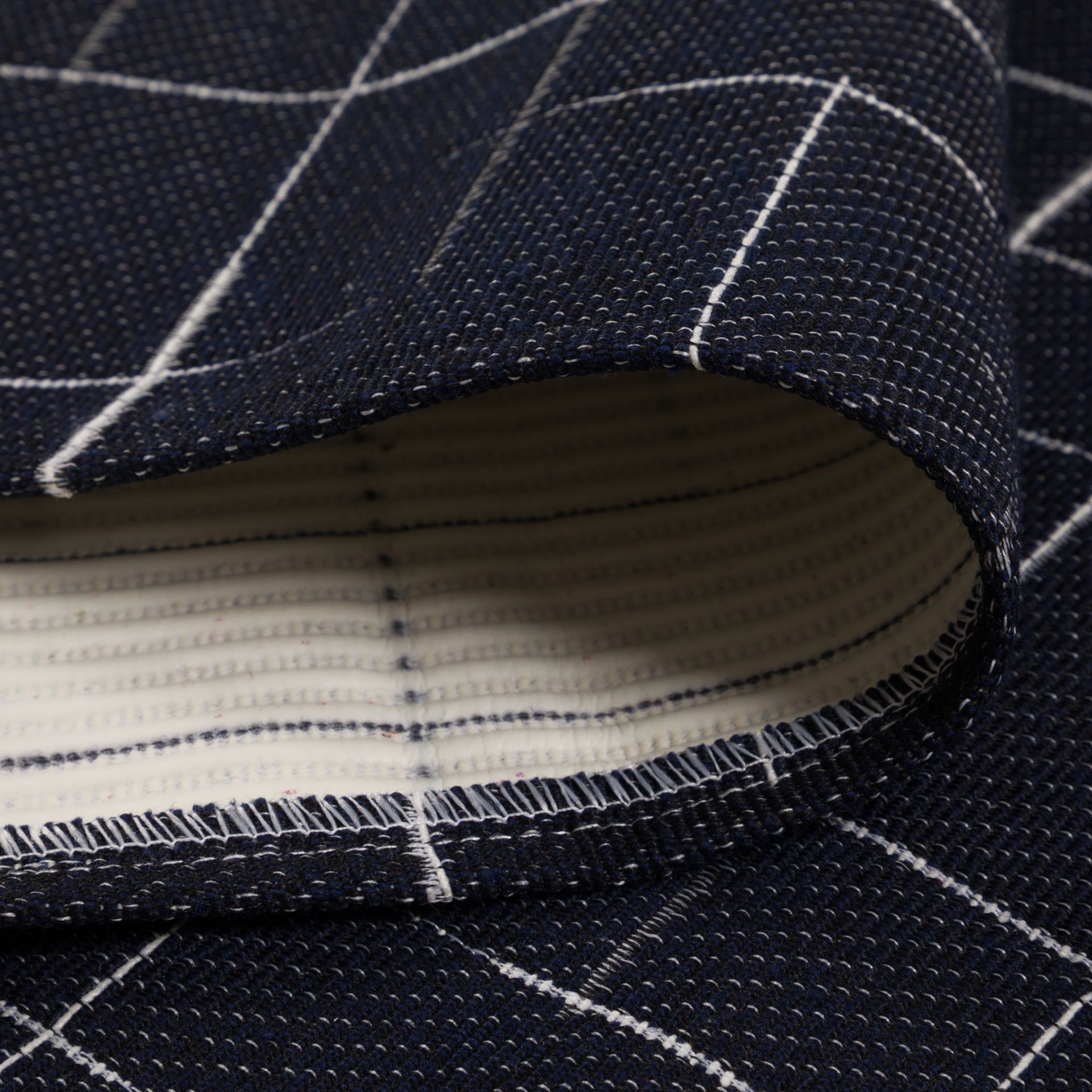 TAPETE-40-CM-X-70-CM-AZUL-ESCURO-BRANCO-ALFENAS_ST3