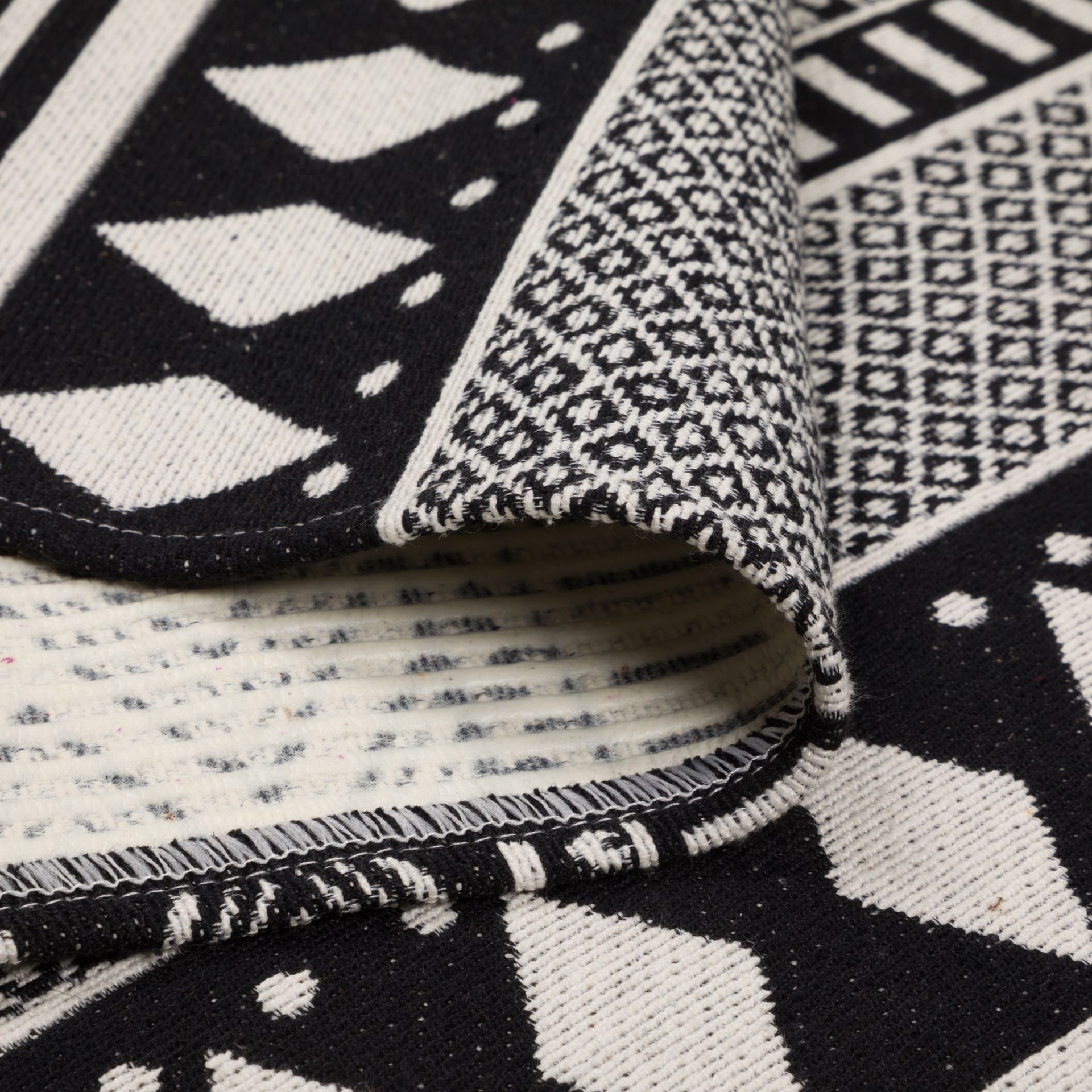 TAPETE-40-CM-X-65-CM-PRETO-BRANCO-DARAZO_ST3