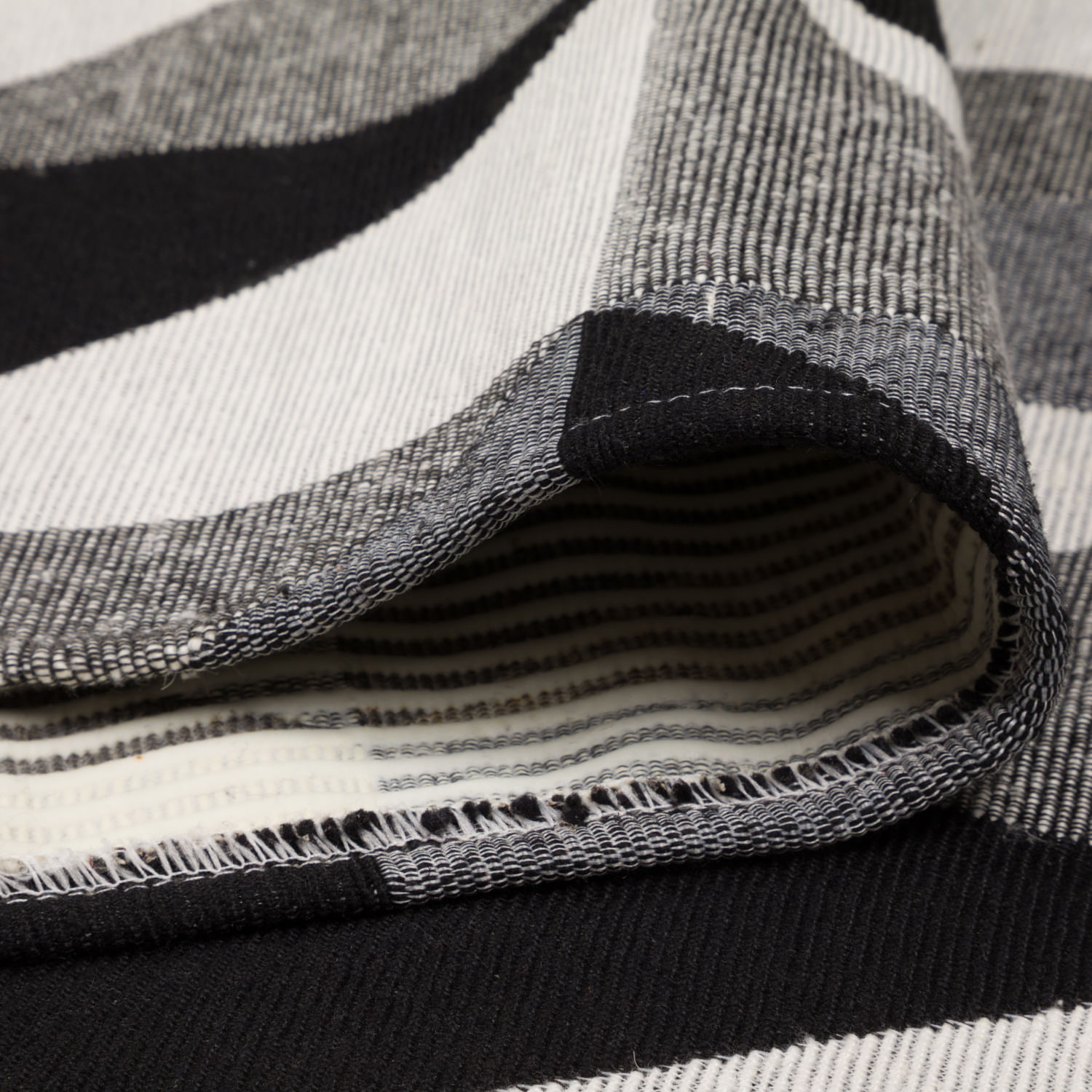 TAPETE-40-CM-X-150-M-PRETO-CINZA-SCALING_ST8