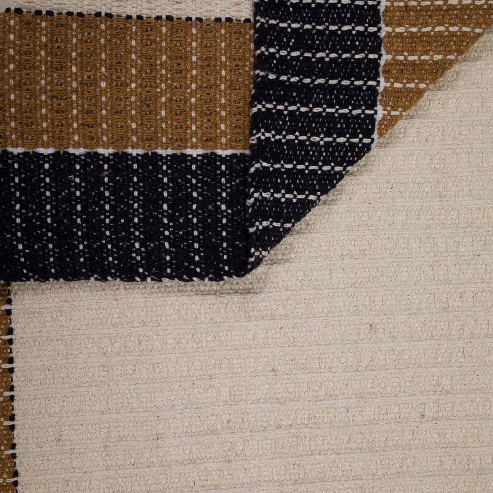 TAPETE-40-CM-X-150-M-PRETO-CANELA-DO-CEIL-O-NUER_ST4