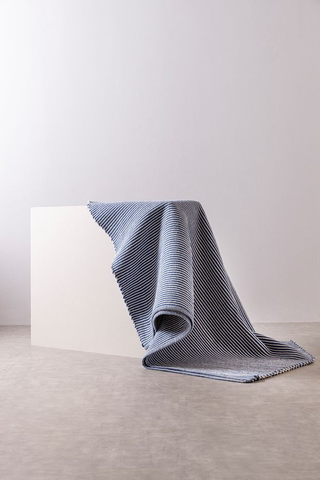 E-VOLTA-TAPETE-150-M-X-2-M-NATURAL-AZUL-ESCURO-VIRA-E-VOLTA_266EB7FF107D873BB200708A55F0484F_AMB0