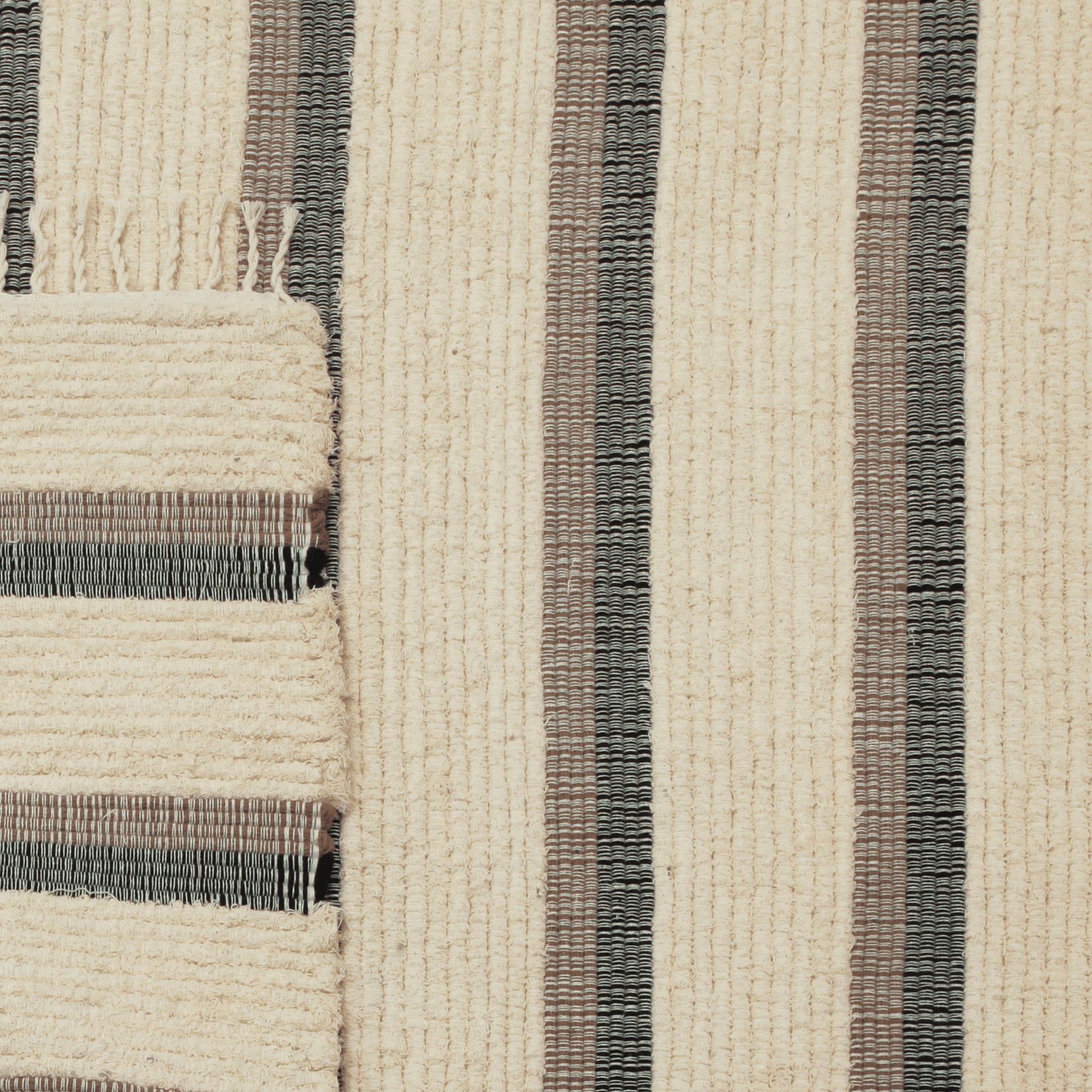 2-M-X-250-M-LOOM-NATURAL-PRETO-LOOM_ST4