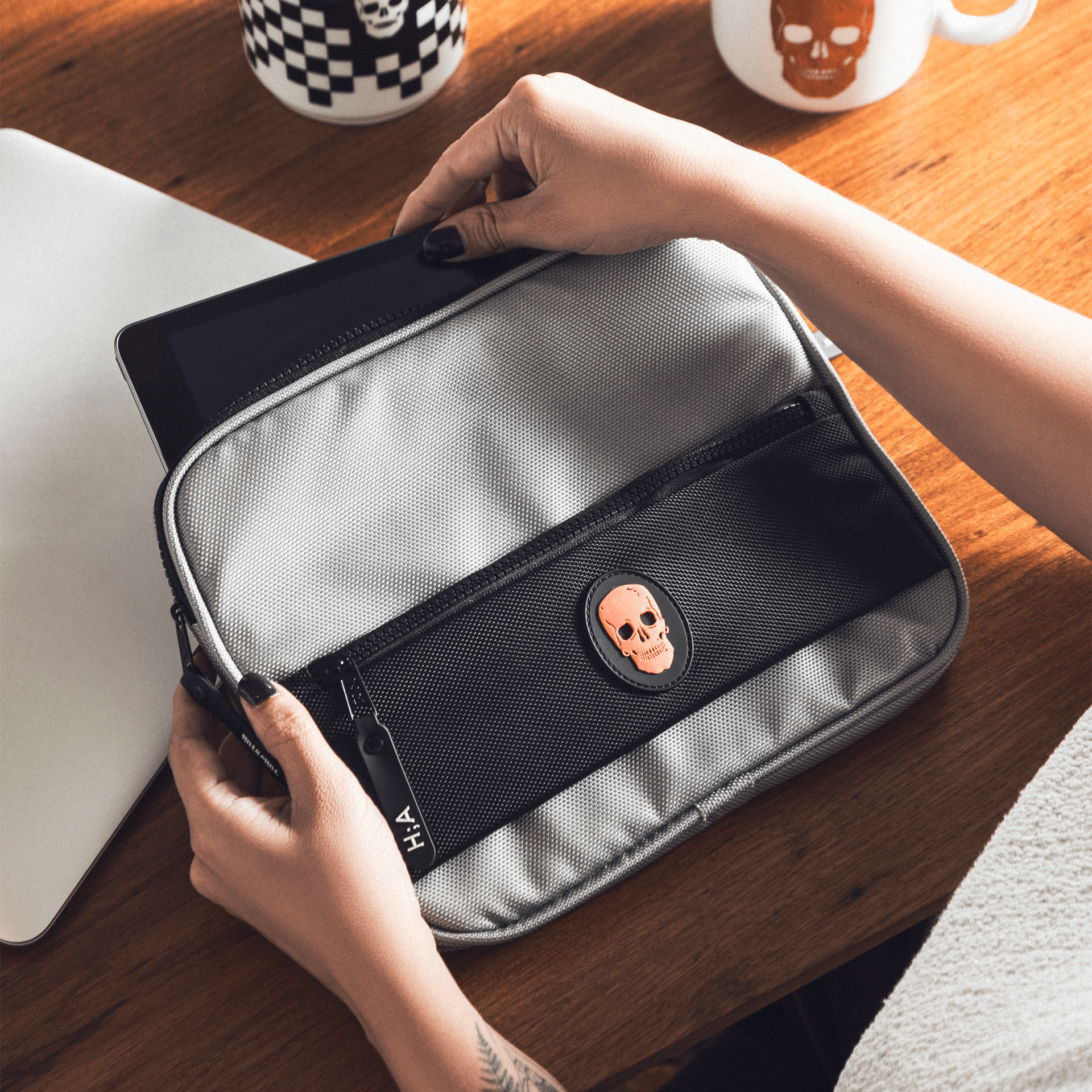 TABLET-CAVEIRA-PRATA-LARANJA-FLUOR-CAVEIRA_97CF307DA8198E00158122739B89140E_AMB0