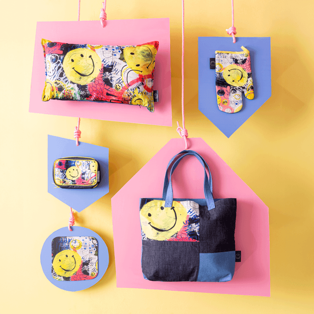 ORIGINALS-GRAFFITI-ALMOFADA-50-CM-X-30-CM-MULTICOR-AZUL-JEANS-SMILEY-GRAFFITI_28E76D48F17BC3AD32D29B540AC033CD_AMB1