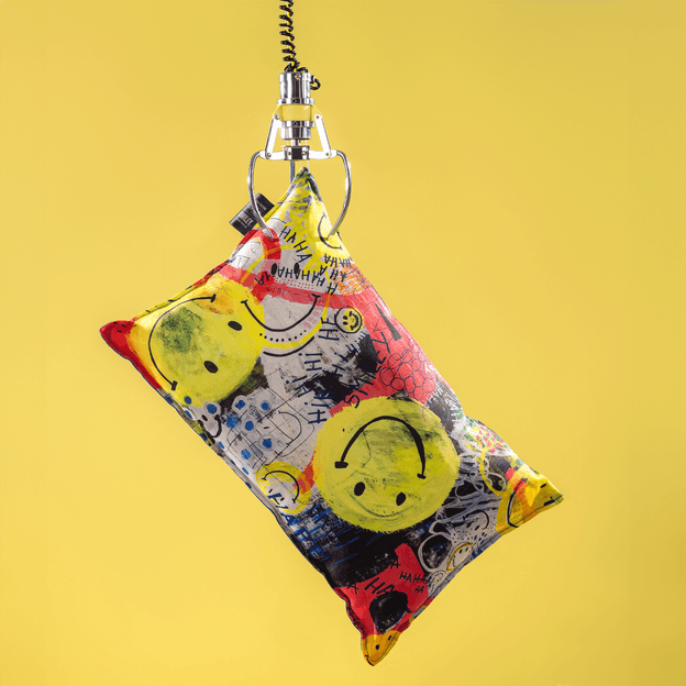 ORIGINALS-GRAFFITI-ALMOFADA-50-CM-X-30-CM-MULTICOR-AZUL-JEANS-SMILEY-GRAFFITI_CF47B3048C16535E75AFEE31E51A27FF_AMB0