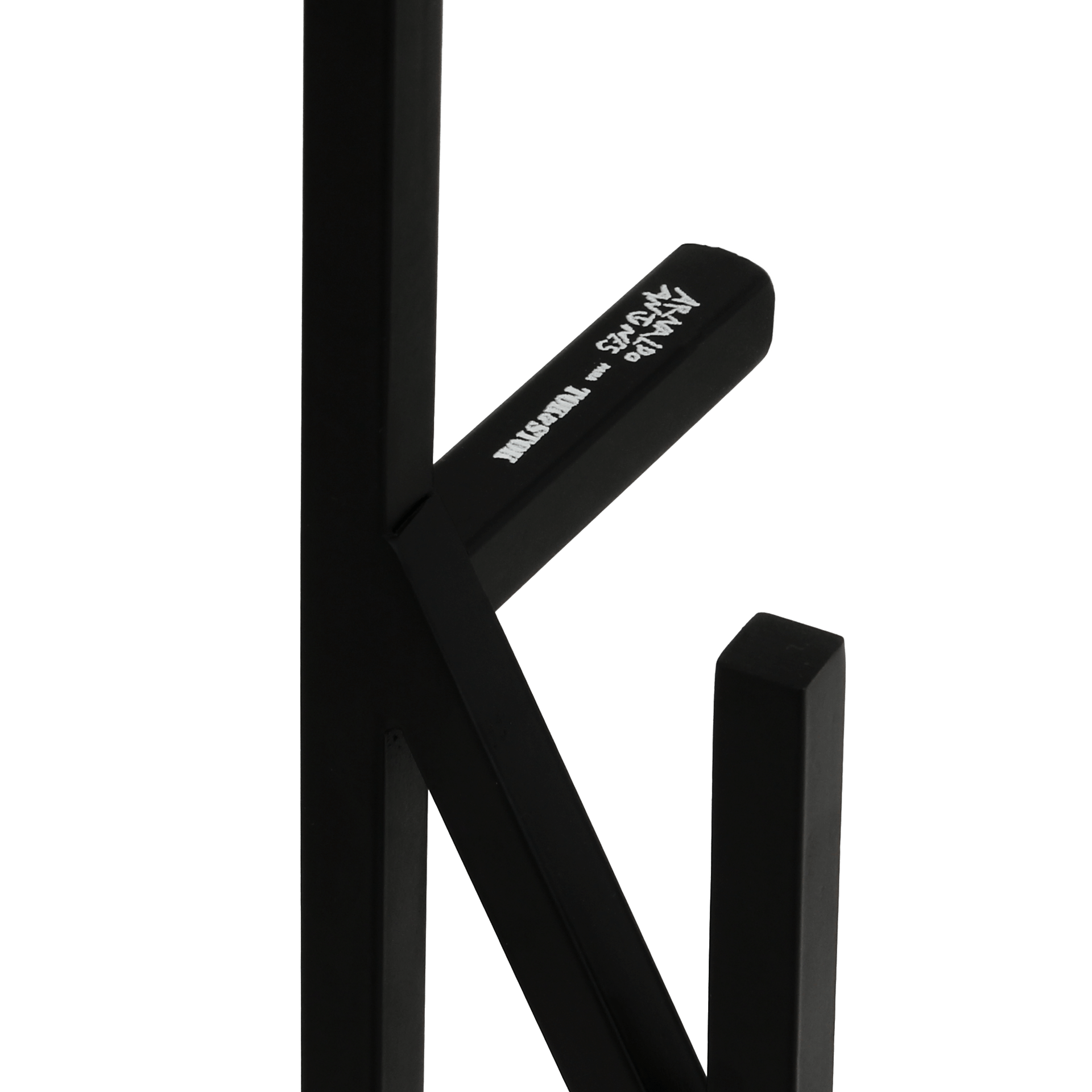 DE-PAREDE-TUDO-OU-TUDO-PRETO-TUDO-OU-TUDO_ST4